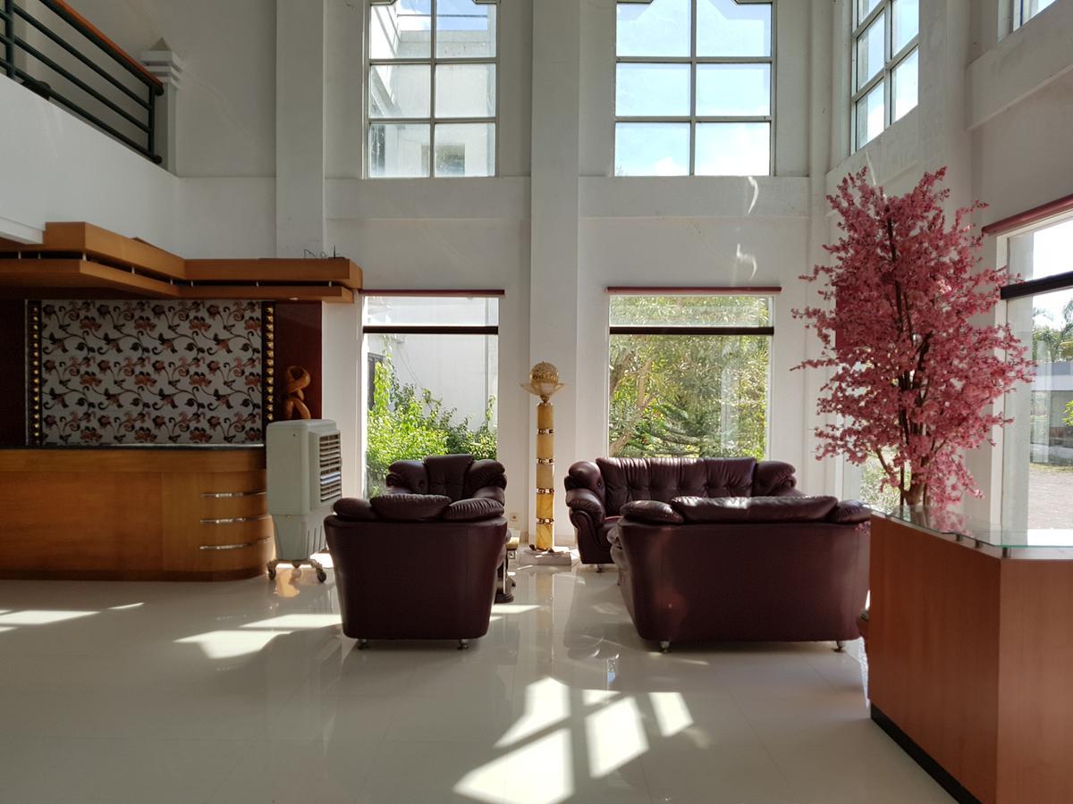 Grand Royal Taliwang Hotel Экстерьер фото